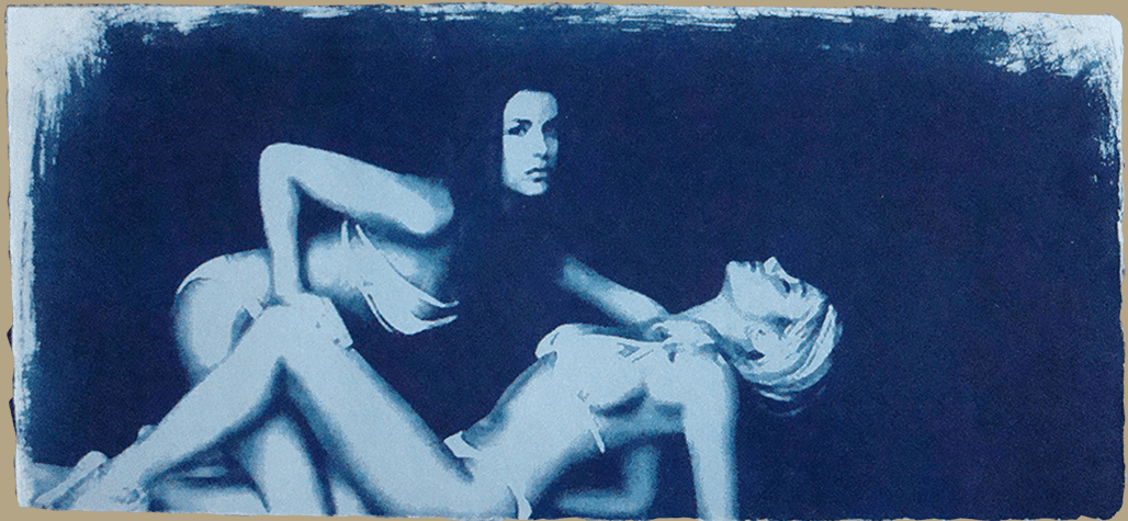 Duo Part I – horizontale Cyanotypie in Blautönen mit gegenübergestellten Figuren (Teil I der Duo-Reihe); von Ralph D. Woop
