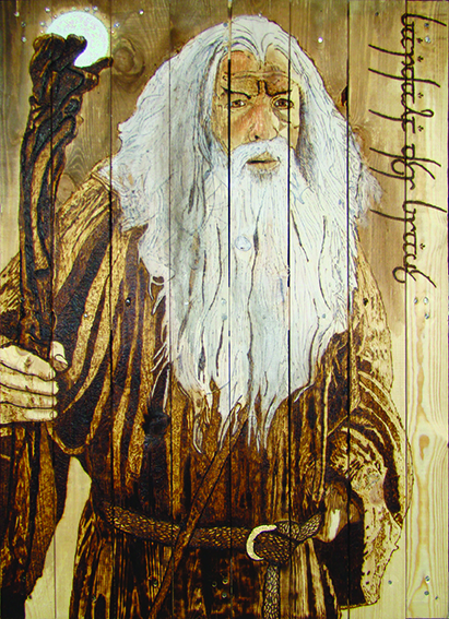 Gandalf der Graue – vertikales Fantasy-Porträt in Pyrographie auf Holz mit langem Bart; von Ralph D. Woop